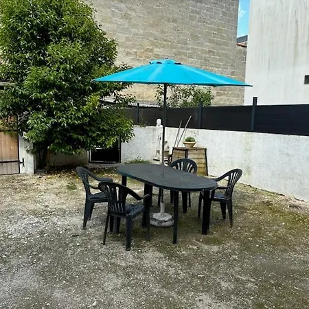 Guest house Maison Avec Terrasse & Parking Bacalan 4*
